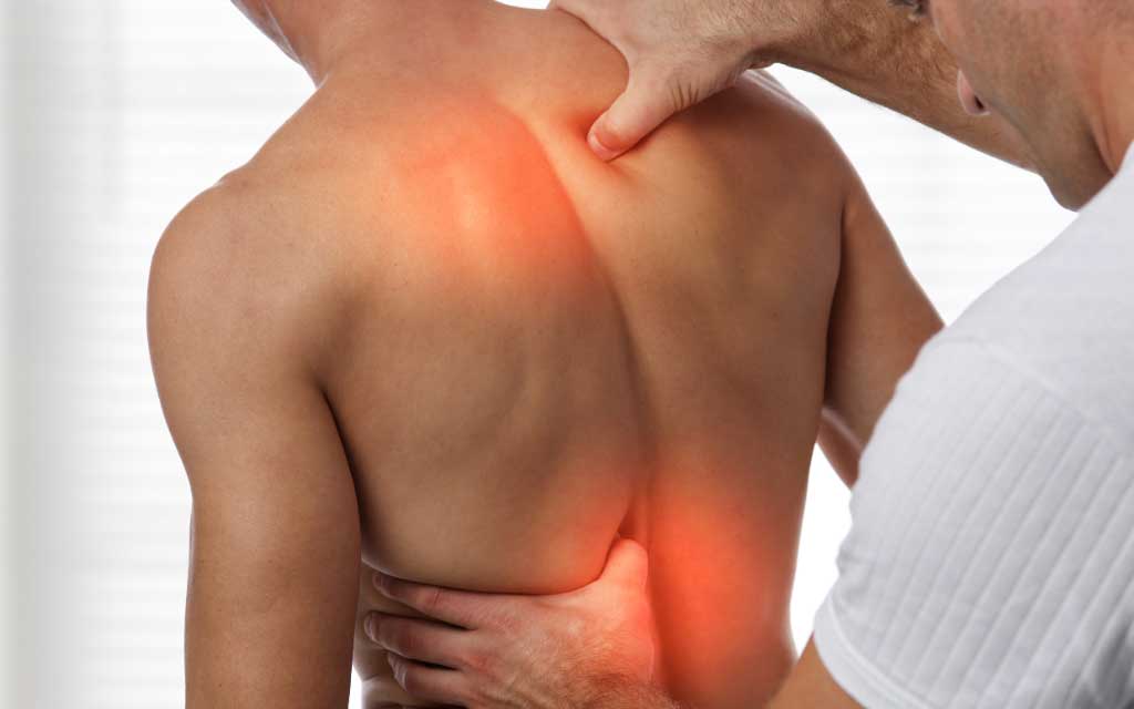 Kinésithérapeute-traitant-une-douleur-musculo-squelettique-creetoninstant-bien-être-au-travail
